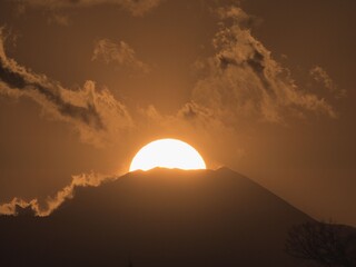 Obraz premium Tokyo,Japan - January 28, 2026: Diamond Fuji, the sun aligns with the summit of Mt Fuji 