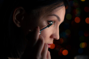 Obraz premium Festive bokeh lights behind cosmetics application scene 