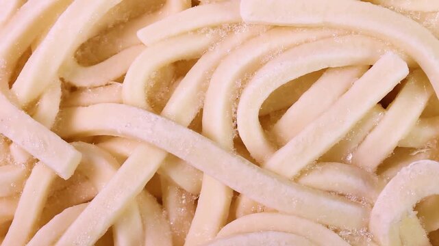 冷凍うどんのクローズアップ 　回転