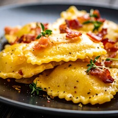 Maultaschen mit  Speck und Zwiebeln