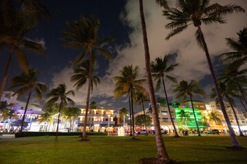 Fototapeta premium Weekend night at vibrant Ocean Drive in Miami Beach, Florida. Famous nightlife and Art Deco architecture.