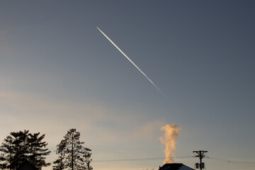 Obraz premium A jet flying high over the city