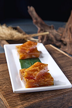 Hong Kong-style tea dishes: water chestnut cake and radish cake