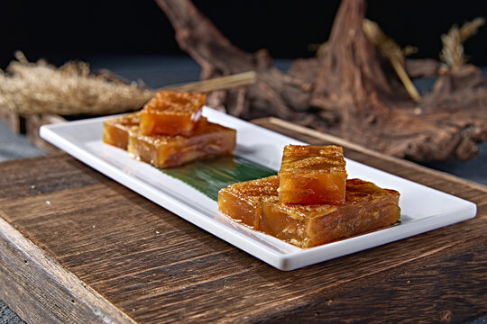 Hong Kong-style tea dishes: water chestnut cake and radish cake