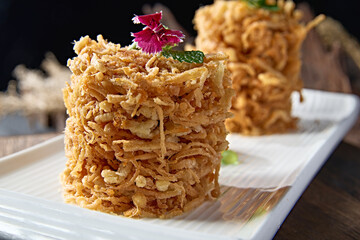 Crispy fried pork floss, white jade mushrooms, and enoki mushrooms © 亮亮 徐
