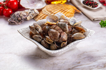 Steamed vongole clams with spices © Andrei Starostin