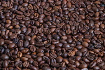 Obraz premium Aromatic coffee preparation, Cozy kitchen scene with fragrant roasted beans, Morning ritual ambiance featuring handground aromatic coffee beans on stylish kitchen counter