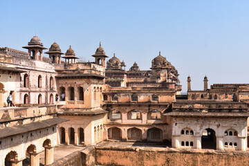 Obraz premium The Orchha Fort complex, which houses a large number of ancient monuments consisting of the fort, palaces, temple, and other edifices, is located in the Orchha town Madhya Pradesh 