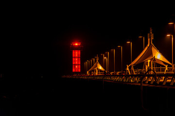 夜の灯りと赤い灯台