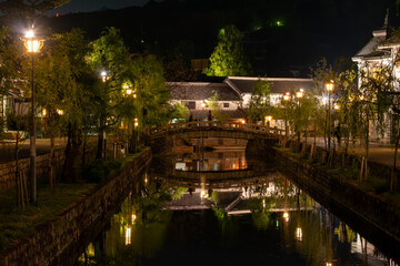 夜の川と橋の風景