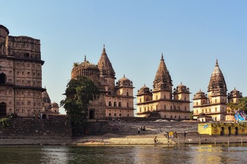 Obraz premium Royal Chhatris or Cenotaphs are the historical monuments situated on the banks of River Betwa in Orchha, Madhya Pradesh
