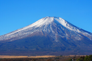 Fototapeta premium Closeup Yamanakako Lake (Lake Yamanaka) is the largest of Japan's Fuji Five Lakes, offering stunning, up-close views of Mt. Fuji in Yamanashi Japan. Snow Cover on the top of Fuji mountain in Winter Se