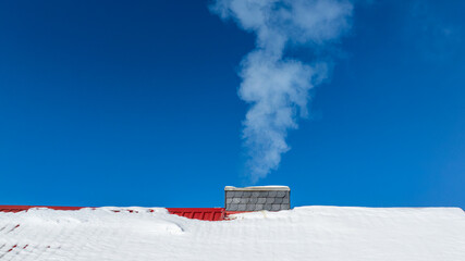 Heizen mit Holz Schornstein auf dem Dach mit Rauch
