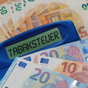 Kalkulator mit der Inschrift Tabaksteuer im Display