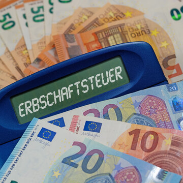 Taschenrechner mit der Aufschrift &bdquo;Erbschaftssteuer&ldquo; auf dem Display