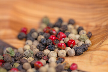 Bunte Pfefferk&ouml;rner auf einem Holzl&ouml;ffel