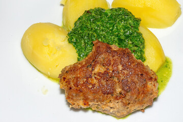 Frikadelle und Spinat
