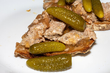 Bratwurstkeck auf Bauernbrot