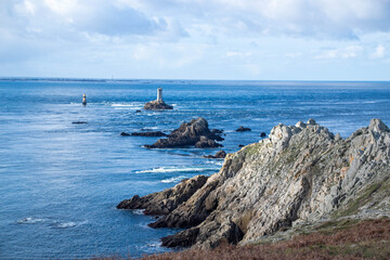 Phare en pleine mer avec des rochers