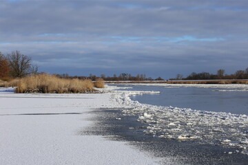 Frozen river landscape near Küstrin, winter ice, calm water, rural nature, cold season © Ulf Schumann