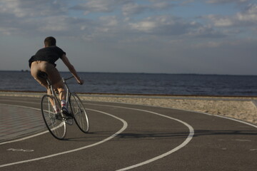 Fototapeta premium cyclist on the beach