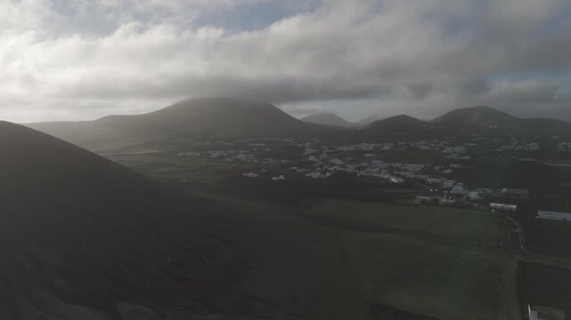 Lanzarote_Tiagua_La_Vegueta_Volcanes_Monta&ntilde;as_verdes_Tinajo_Mu&ntilde;ique_Islas_Canarias_Invierno_humedo