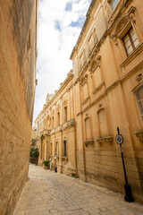 Obraz premium Charming narrow street invites wanderers through Mdina's historic beauty