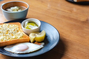 カフェ風モーニングの朝食プレート トーストと目玉焼き
