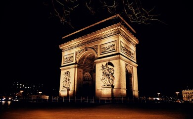 Fototapeta premium Breathtaking night view of the Arc de Triomphe in Paris.