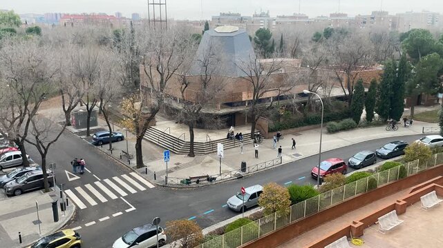 Movimiento time lapse de personas y coches en calle de ciudad con tr&aacute;fico y circulaci&oacute;n acelerada