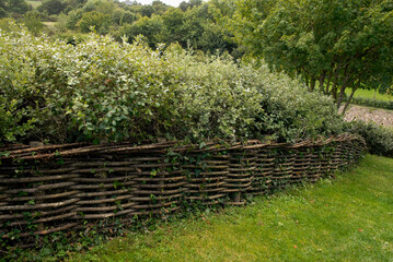 Obraz premium barriere en bois tréssé, Parc et jardin, chateau de La Roche Jagu, Ploëzal, 22, Cotes d Armor, Région Bretagne, France