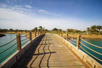 Naklejka premium A bridge over a body of water with a clear blue sky in the background
