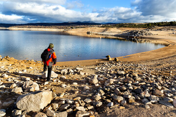 Senderista contemplando el pantano