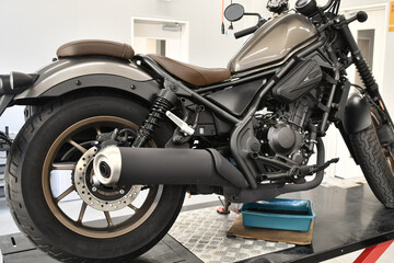 修理中のオートバイ