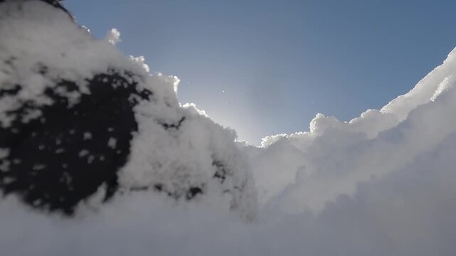積もった雪を手で掻き出す様子