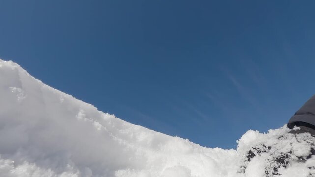 積もった雪を手で掻き出す様子