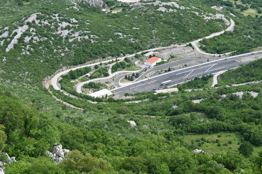 Sveti Rok &ndash; tunel drogowy w ciągu autostrady A1, przejście przez pasmo g&oacute;rskie Velebit w Dalmacji, Południowy portal, Chorwacja, Europa, 