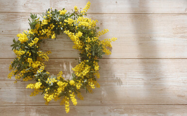 フレッシュなミモザのリース（コピースペース）
