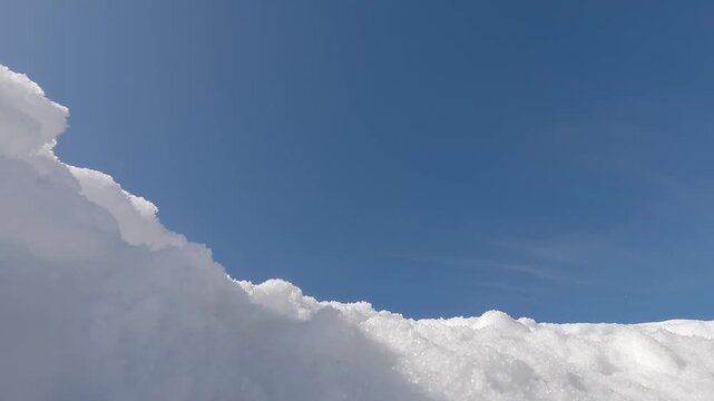 地面に置いたカメラに雪がかかる様子