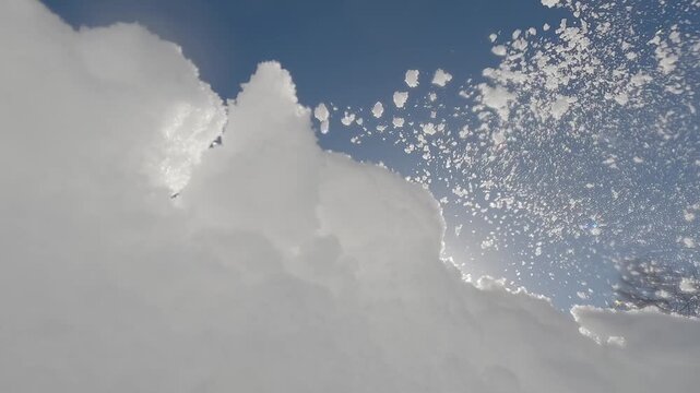 地面に置いたカメラに雪がかかる様子