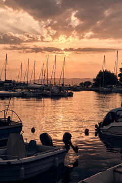 Porto di Skopelos al tramonto con barche e yacht all'ancora