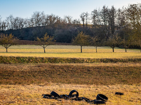 Autoreifen entsorgt im Feld