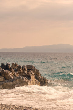 Onde che si infrangono sulle rocce in spiaggia a Skopelos in Grecia