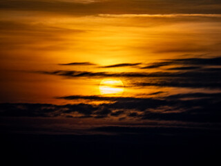 Sonnenuntergang bei stark bew&ouml;lktem Himmel