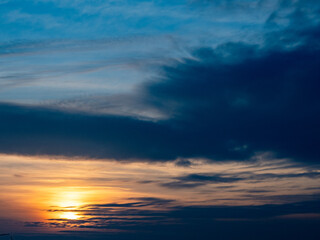 Sonnenuntergang bei stark bew&ouml;lktem Himmel