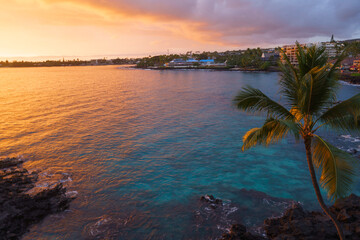 ハワイ島　カイルアコナ　夕暮れの海