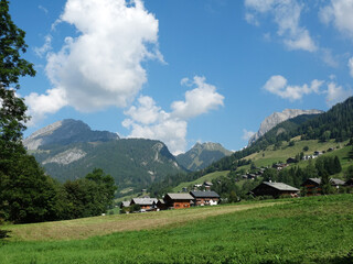 Fototapeta premium Chalets dans les Alpes de Haute-Savoie