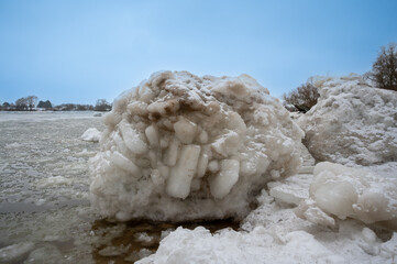 Eisberge in Elbe bei Geesthacht