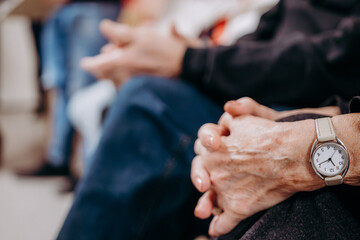 Dłonie senior&oacute;w