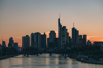Obraz premium Frankfurter Skyline im Herbst mit Riesenrad beim Sonnenuntergang